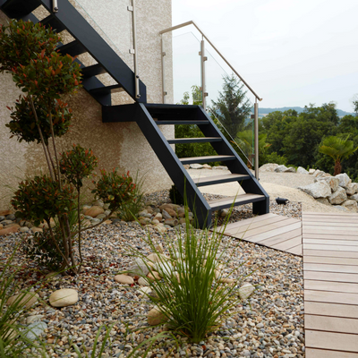 Escalier extérieur en aluminium peint et marches en lames de terrasse